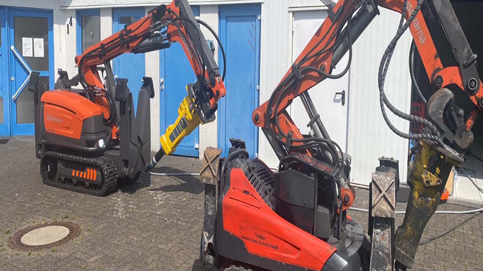 Abbruchroboter beim Rückbau einer Betonwand